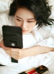 人妻劉詩詩披白浴袍拍大片 五官精致十足撩人