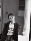 杨紫新写真玩转黑白复古风 解锁初秋文艺新穿搭