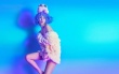 Baby突破尺度拍寫真 低胸裝化身藍色妖姬十分性感
