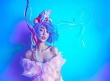 Baby突破尺度拍寫真 低胸裝化身藍色妖姬十分性感