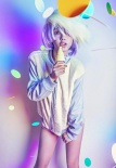 Baby突破尺度拍寫真 低胸裝化身藍色妖姬十分性感
