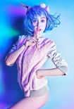 Baby突破尺度拍写真 低胸装化身蓝色妖姬十分性感