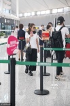 贾静雯修杰楷现身机场 咘咘手势与爸爸神同步