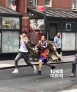 王宝强刘昊然《唐探2》纽约热拍 街头狂奔引围观
