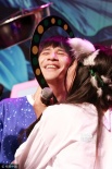 大张伟生日会满足粉丝所有要求 亲亲抱抱还被壁咚