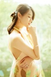 仙范儿！胡杏儿一袭暖色长裙如沐春风明媚优雅