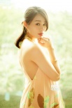 仙范儿！胡杏儿一袭暖色长裙如沐春风明媚优雅