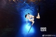 鐘麗緹水中擁吻張倫碩 變身美人魚大秀豐胸美臀