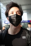 薛之谦复合后首现身 收大批“失恋迷妹”分手信