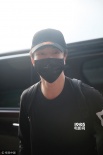 薛之谦复合后首现身 收大批“失恋迷妹”分手信