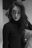《芳华》女主黑白质感写真 冯女郎苗苗身材傲人