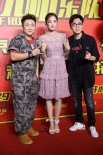 吴京拄拐助阵《缝纫机》红毯 娜扎、周冬雨比美