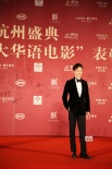 冯绍峰亮相颁奖典礼现场 丝绒西装尽显高雅气质