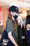 關曉彤認愛鹿晗后離滬 戴“情侶帽”甜蜜吃冰激凌