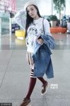李小璐短裙过膝袜秀细腿 戴贝雷帽长发披肩颜值高