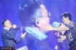 马云一身红衣变麦霸 云栖大会与李健对唱《传奇》