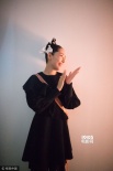 郭碧婷穿蕾丝黑裙扎另类麻花辫 拍手大笑古灵精怪