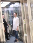 張鈞甯現(xiàn)身機場比愛心 白襯衫配牛仔褲氣質(zhì)脫俗