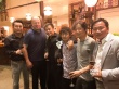 《唐探2》纽约杀青 成龙探班众直男拍照手势被嘲