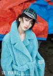 周冬雨最新大片曝光 水蓝色羊羔绒大衣显搞怪本色