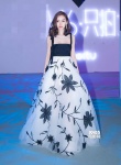 Angelababy瞪眼搞怪玩自拍 穿纱裙性感露背似公主
