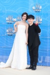 女歌手郁可唯白裙亮相紅毯 搭檔常石磊可愛賣萌