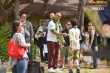 《勇敢者游戏》巨石强森与何炅同框 变圣诞老人