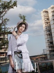 國際范！劉雯登封面自由隨性 姿態(tài)從容唯美動人
