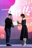 關(guān)悅出席女性公益盛典 為影片《二十二》導演頒獎