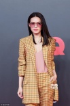 舒淇不顾天气穿黄格西装露美胸 徐璐冻得瑟瑟发抖