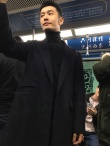 黄晓明坐北京地铁出行 一脸无辜仿佛被人
