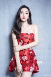 柳巖著紅色抹胸裙俏皮可愛(ài) 蜂腰美胸露迷人笑容