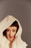 張?zhí)鞇鄱贪l(fā)配紅唇 眼神魅惑詮釋別樣干練性感