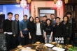 《送我上青云》殺青首曝照 姚晨袁弘獲贈(zèng)小錦旗