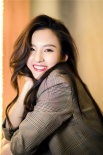 宋祖儿卷发西装清新自然 “月牙笑眼”暖萌迷人