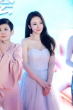 柳巖裸色抹胸裙登《捉妖記2》首映 全程專(zhuān)注梁朝偉