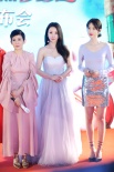柳岩裸色抹胸裙登《捉妖记2》首映 全程专注梁朝伟