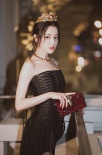迪麗熱巴亮相米蘭時(shí)裝周 黑裙女王優(yōu)雅皇冠吸睛