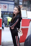 宋祖兒機(jī)場(chǎng)變身運(yùn)動(dòng)少女 半扎馬尾少女感滿屏