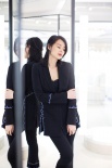 精致辣妈！胡杏儿黑西装搭蕾丝 利落优雅出席活动
