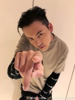 陳偉霆微博曬粉色頭發(fā) 發(fā)色變化太快宛如彩虹