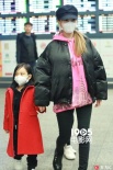 李小璐攜女現(xiàn)身機場 紅衣甜馨乖巧可愛緊牽媽媽手