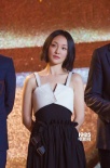 周迅暖心助陣導(dǎo)協(xié)年度盛典 黑白吊帶長裙優(yōu)雅從容