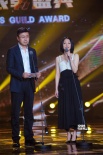 周迅暖心助陣導(dǎo)協(xié)年度盛典 黑白吊帶長裙優(yōu)雅從容