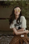 倪妮再登《時(shí)尚芭莎》 叼花漫步京都街頭明媚動(dòng)人
