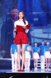 关晓彤主持央视五四晚会 身穿红裙“少女感”十足
