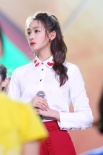 关晓彤主持央视五四晚会 身穿红裙“少女感”十足