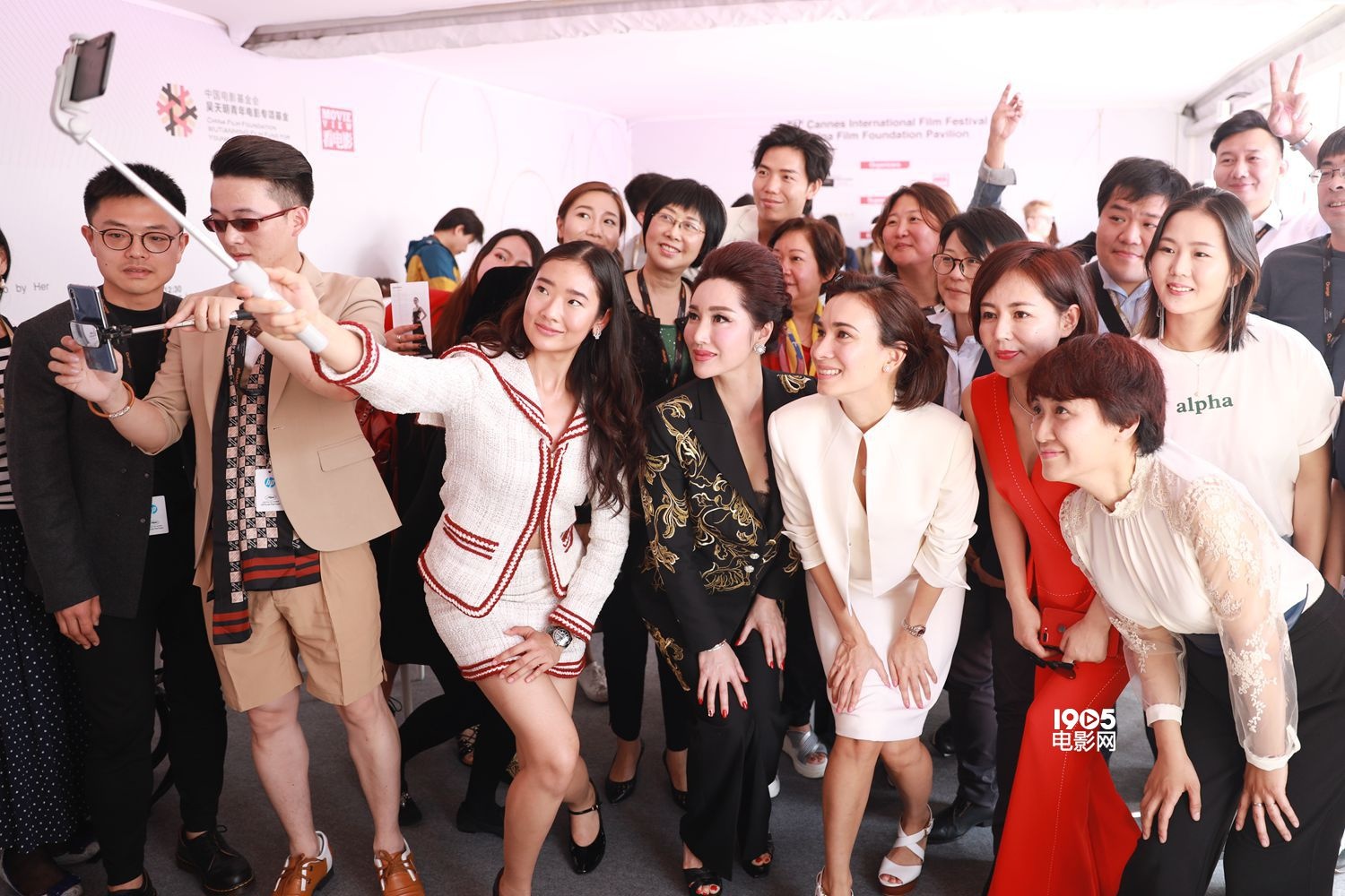 卢靖姗与"天才女枪手"现身戛纳 呼吁注重女性力量