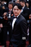张震亮相《燃烧》戛首映礼红毯 这个评审有点萌