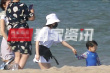 王子文六一带神秘小男孩海边游玩 隐婚生子被重提